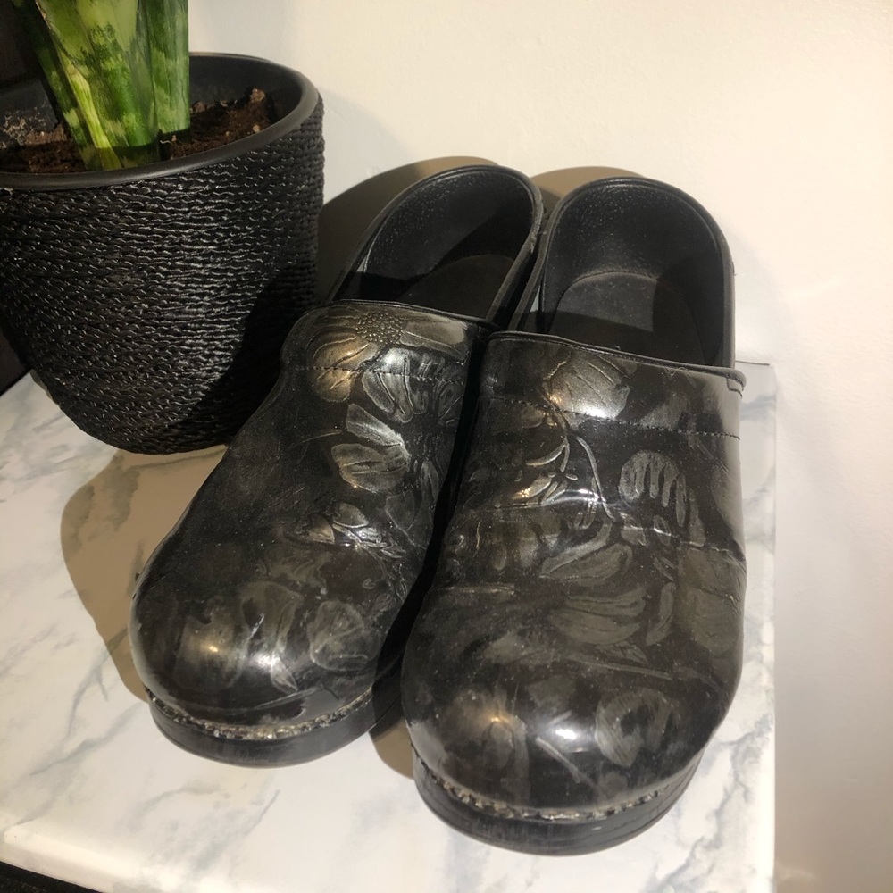 Dansko sz 38 Silver/Black Patent leather clogs